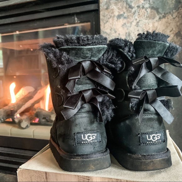 UGG Other - Ugg Bailey Bow 2 Black Size 4